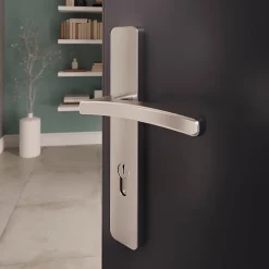 Castorama Ensemble Poignée Sur Plaque Rectangulaire GoodHome Irvil Effet Nickel Satin Gris L.126.5mm X L.24.5mm Entraxe 195mm