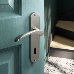 Castorama Ensemble Poignée Sur Plaque Rond Serrure GoodHome Beare Effet Nickel Satin Gris L.110.5mm X L.40mm Entraxe 165mm