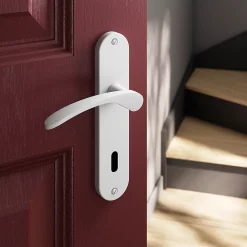 Castorama Ensemble Poignée Sur Plaque Rond Serrure GoodHome Beare Mat Blanc L.110.5mm X L.40mm Entraxe 165mm